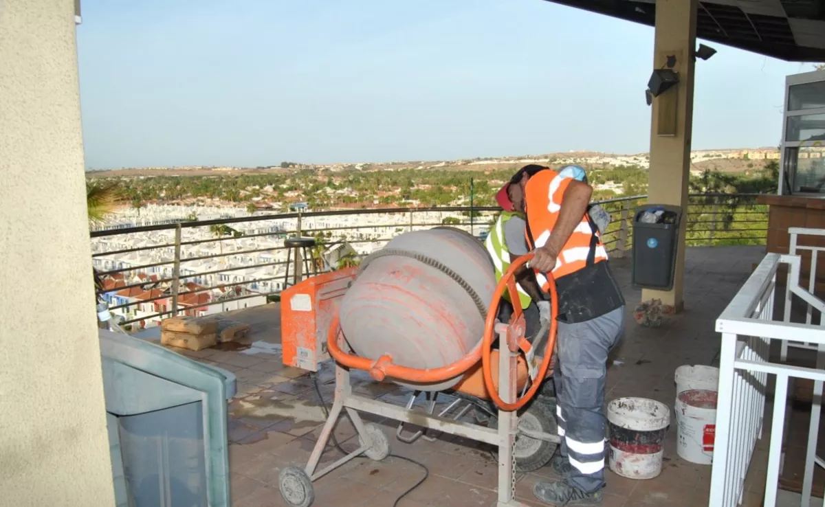 Un obrero en el viejo mirador de Campo Internacional de Maspalomas, que está cerrado y será sacado a concurso tras su rehabilitación. Su abandono está relacionado con el pleito de las parcelas expropiadas a Lopesan que ha ganado el Ayuntamiento. / AH