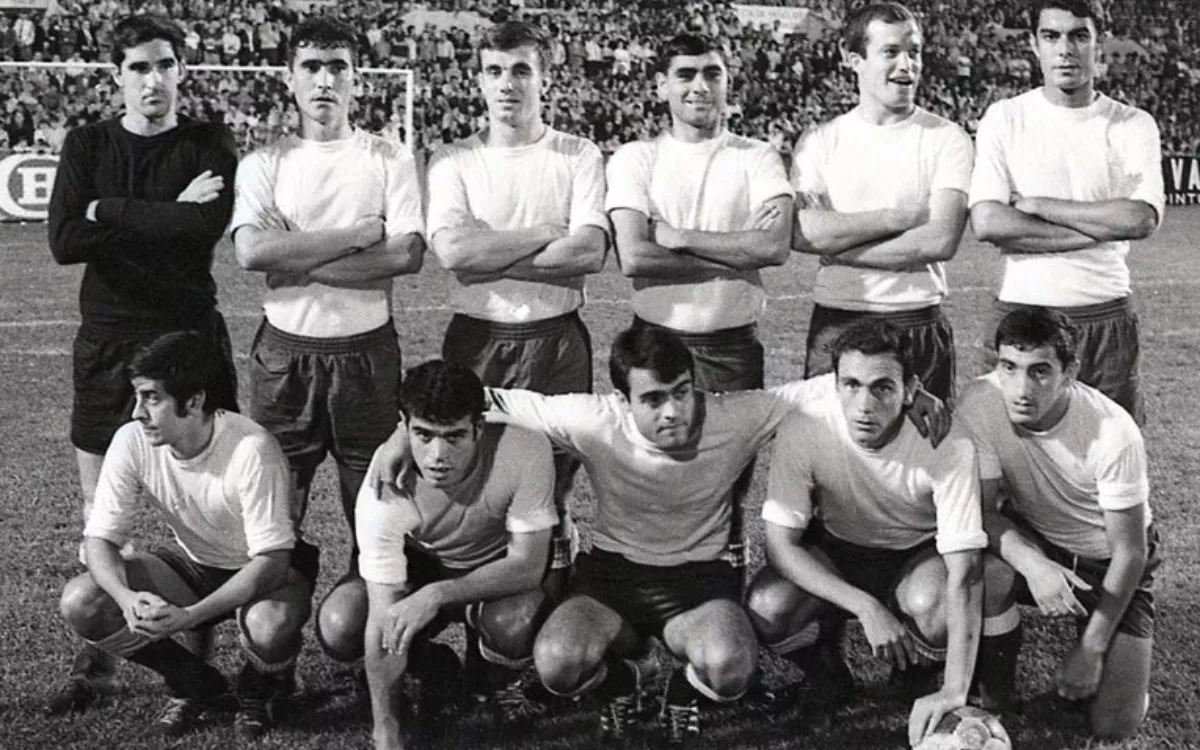 La única vez que la UD Las Palmas jugó como local en Tenerife y acabó subcampeón de Liga. En la imagen, once tipo de la época del equipo amarillo. / AH