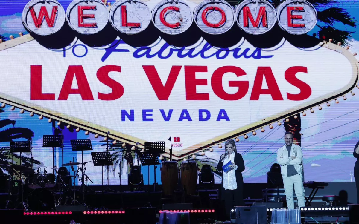 El presupuesto del Carnaval de Las Palmas sube un millón y alcanza los 6,5 millones en 2026. En la imagen, Inmaculada Medina y Josué Quevedo presentan la alegoría de las fiestas. / AH