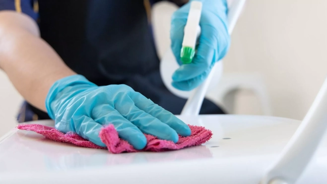 Trabajador del sector la limpieza. / IMAGEN DE LA RED Trabajador del sector la limpieza. / IMAGEN DE LA RED