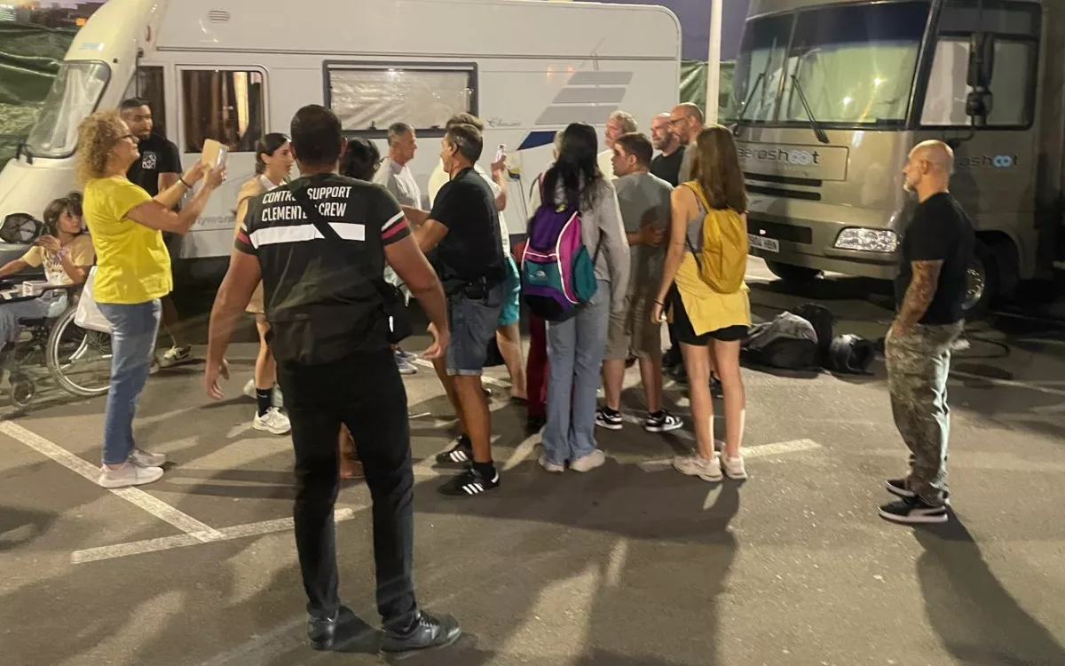 John Travolta revoluciona Gran Canaria: selfies y sonrisas con fans en el rodaje de ‘Mareas Negras’. / AH