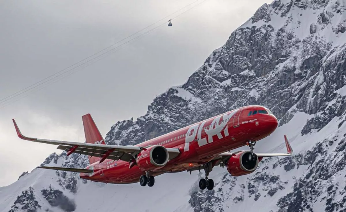Avión de la aerolínea PLAY sobrevolando Islandia. /PLAY airlines