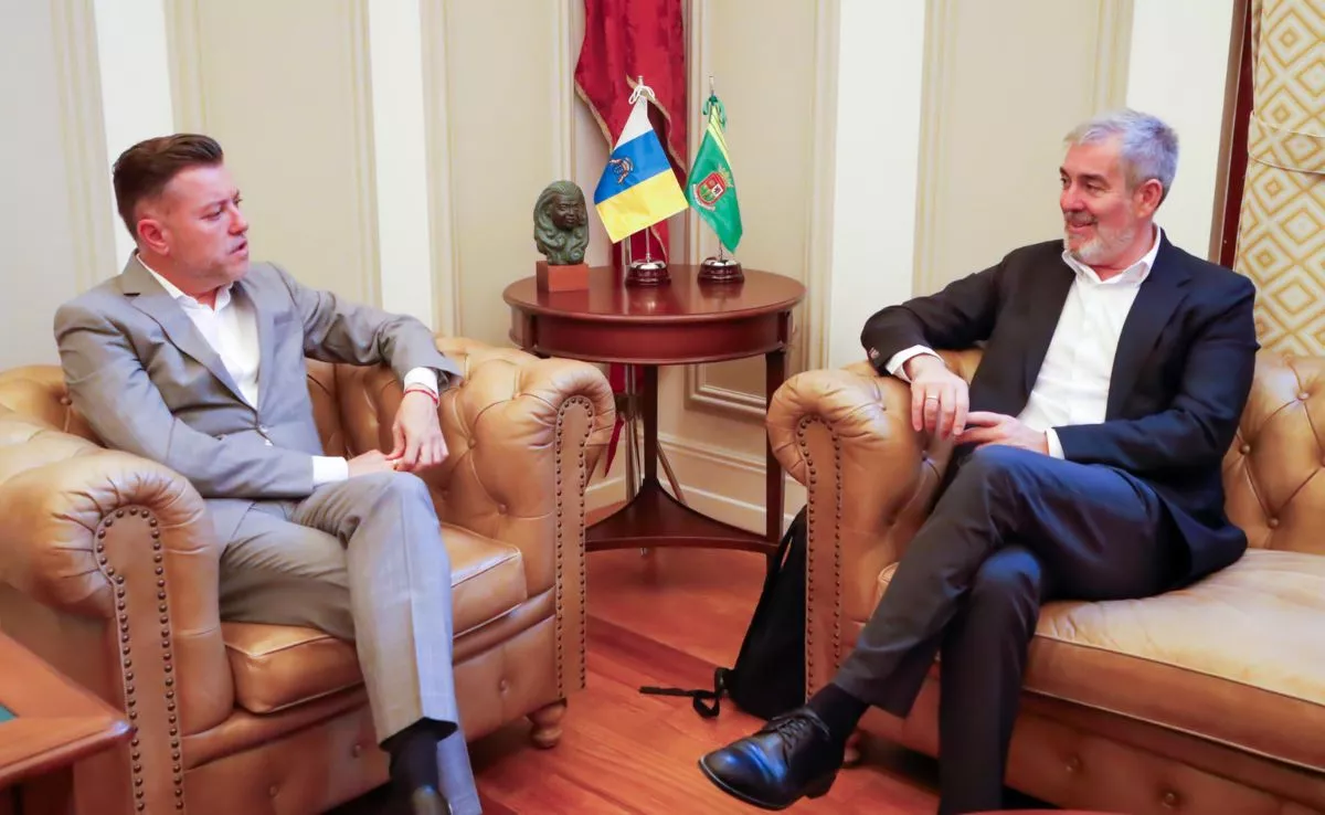 El presidente del Gobierno de Canarias, Fernando Clavijo, con el alcalde de Gáldar, Teodoro Sosa. /EFE/Laura Bautista