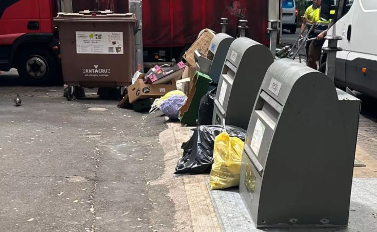 Falta de limpieza y bolsas de basura por fuera de los contenedores en la Plaza de Weyler|AH