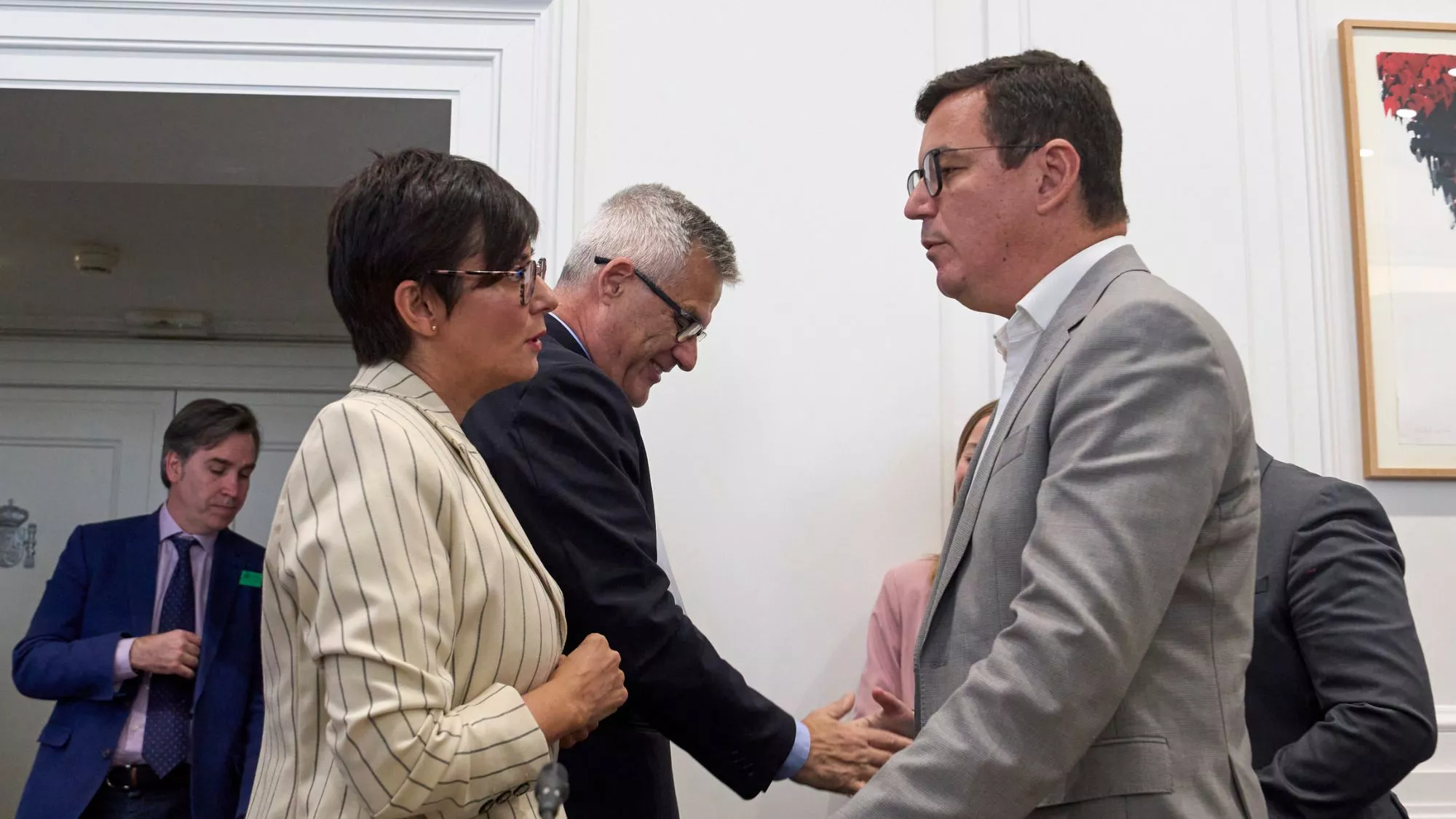 El consejero de Vivienda, Pablo Rodríguez, habla con la ministra de Vivienda, Isabel Rodríguez.  / CEDIDA