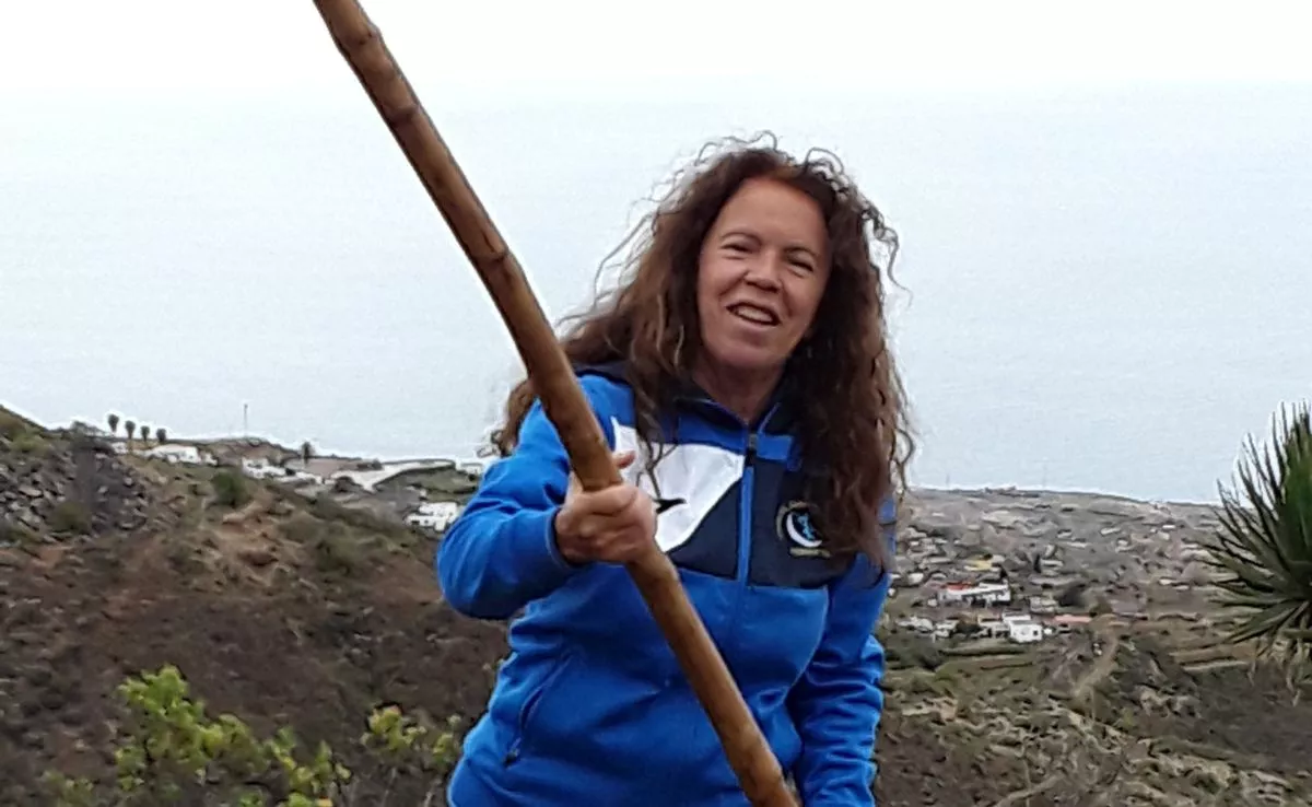 La lucha del garrote, uno de los juegos autóctonos más antiguos de Canarias, nació como técnica de defensa campesina y hoy se ha convertido en un símbolo de identidad cultural.  /Cedida
