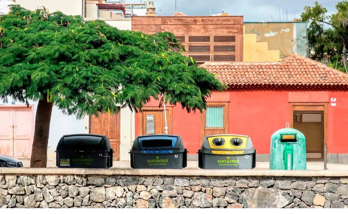 Contenedores de basura en una calle de Santa Cruz