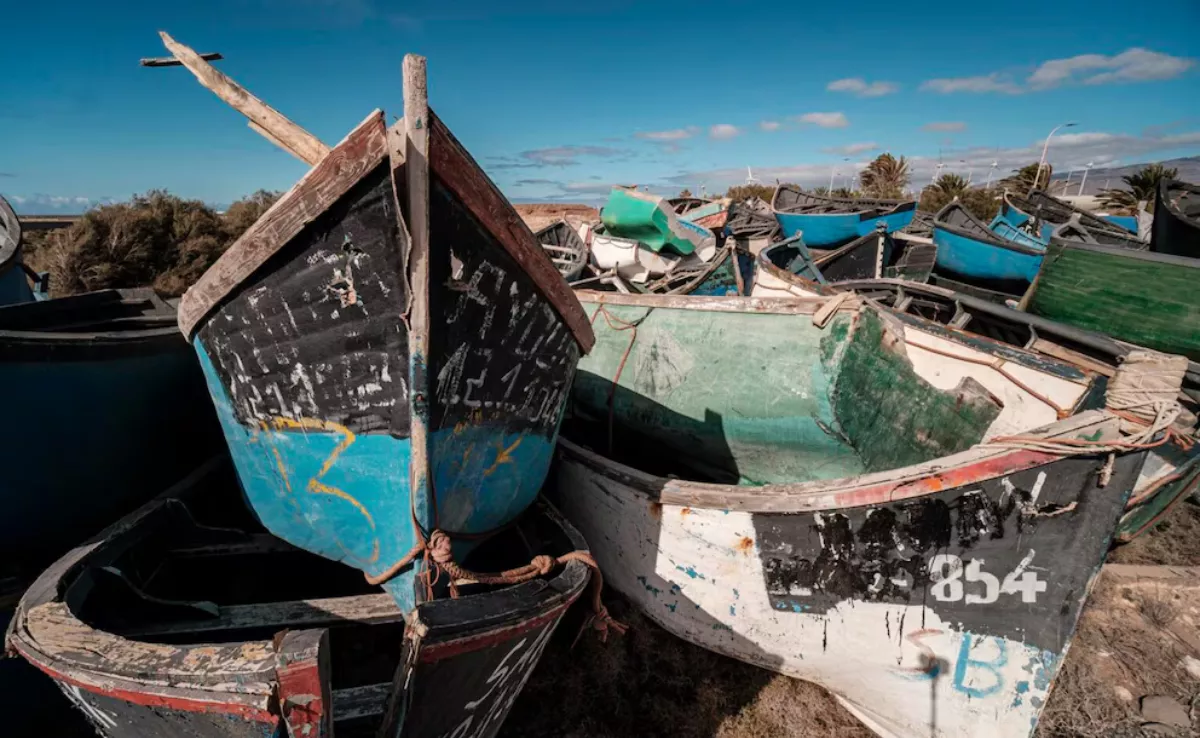 Pateras amontonadas en Arinaga. / AH