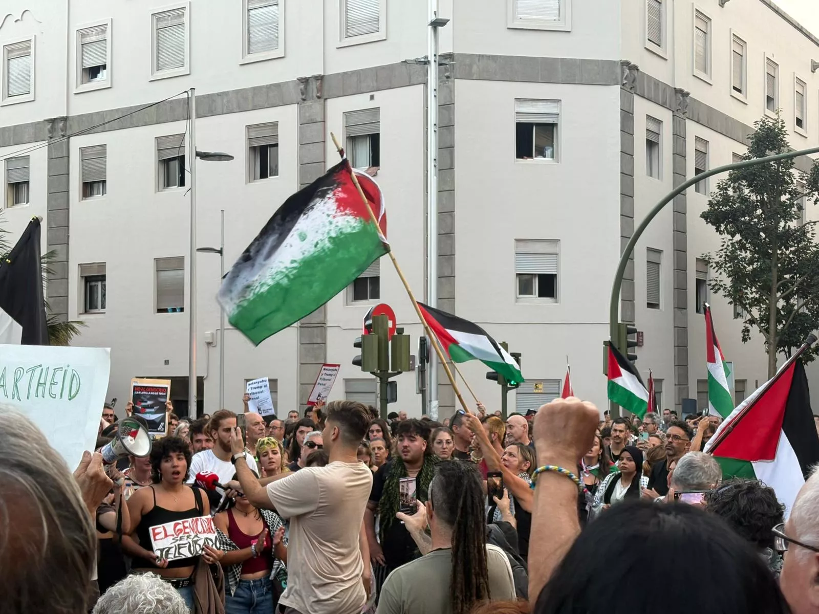 Concentración en apoyo a la Global Sumud Flotilla y a Palestina en Santa Cruz de Tenerife. / ÁLVARO OLIVER