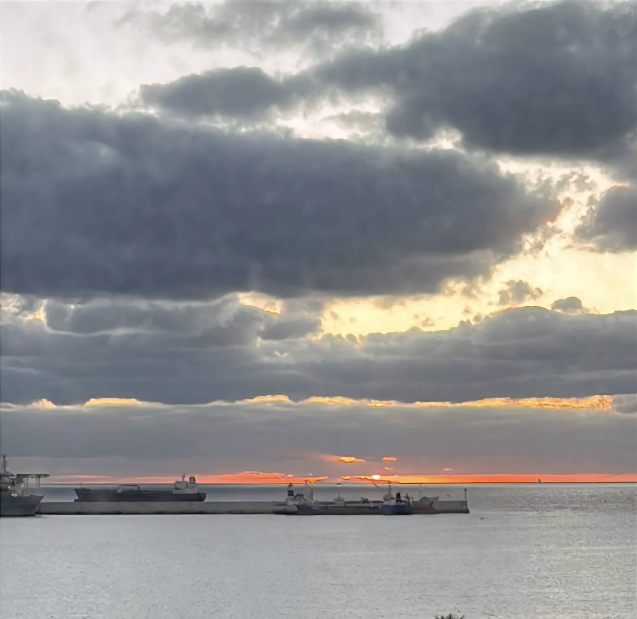 Imagen del horizonte desde la Avenida Marítima de Las Palmas de Gran Canaria. / AH