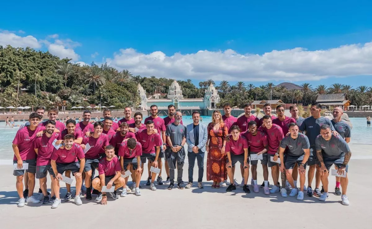 El vicepresidente del CD Tenerife, Ayoze García, junto a la plantilla del primer equipo junto a la directora de Administración del Grupo Loro Parque, Cybell Kiessling. /Cedida