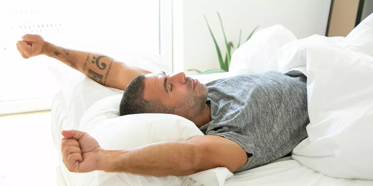 Imagen de un hombre despertando / PEXELS 