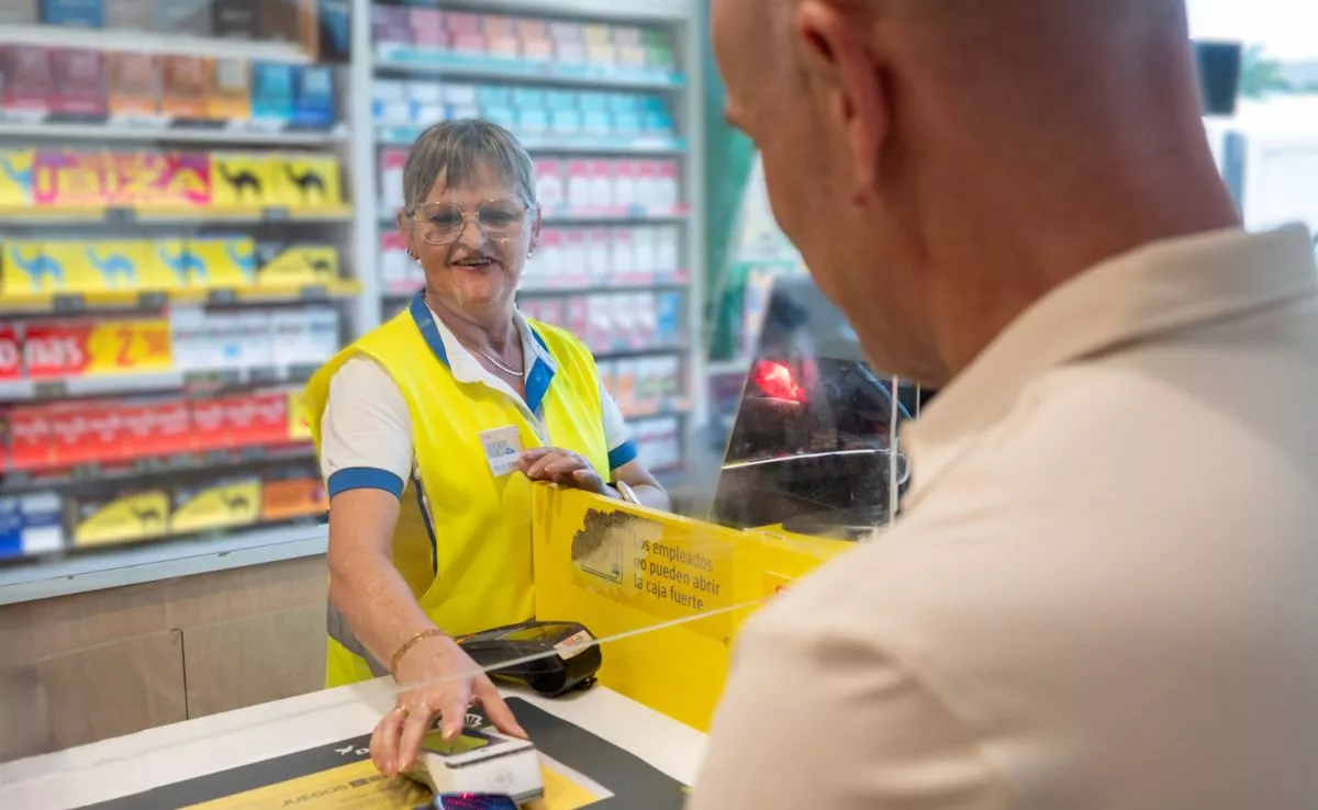 Trabajadora de DISA atendiendo a un cliente. Cedida