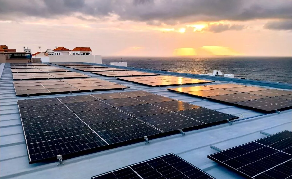 Instalación fotovoltaica en la cubierta del IES Alonso Pérez, en La Palma. /Energía Bonita