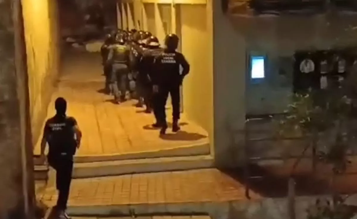 Operativo policial llevando a cabo un registro en domicilio. /Cedida