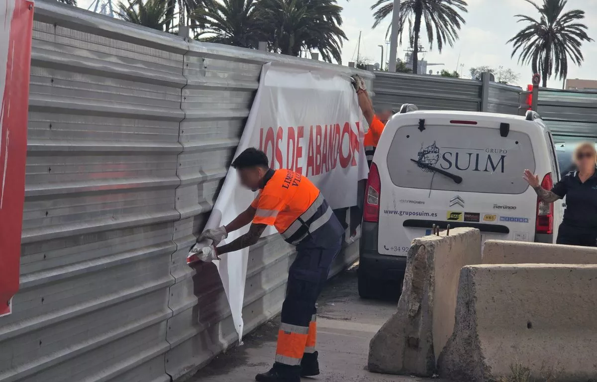Operarios del servicio de limpieza del Ayuntamiento retiran las pancartas colocadas por los vecinos. AH ALBERTO LEY Operarios del servicio de limpieza del Ayuntamiento retiran las pancartas colocadas por los vecinos. AH ALBERTO LEY