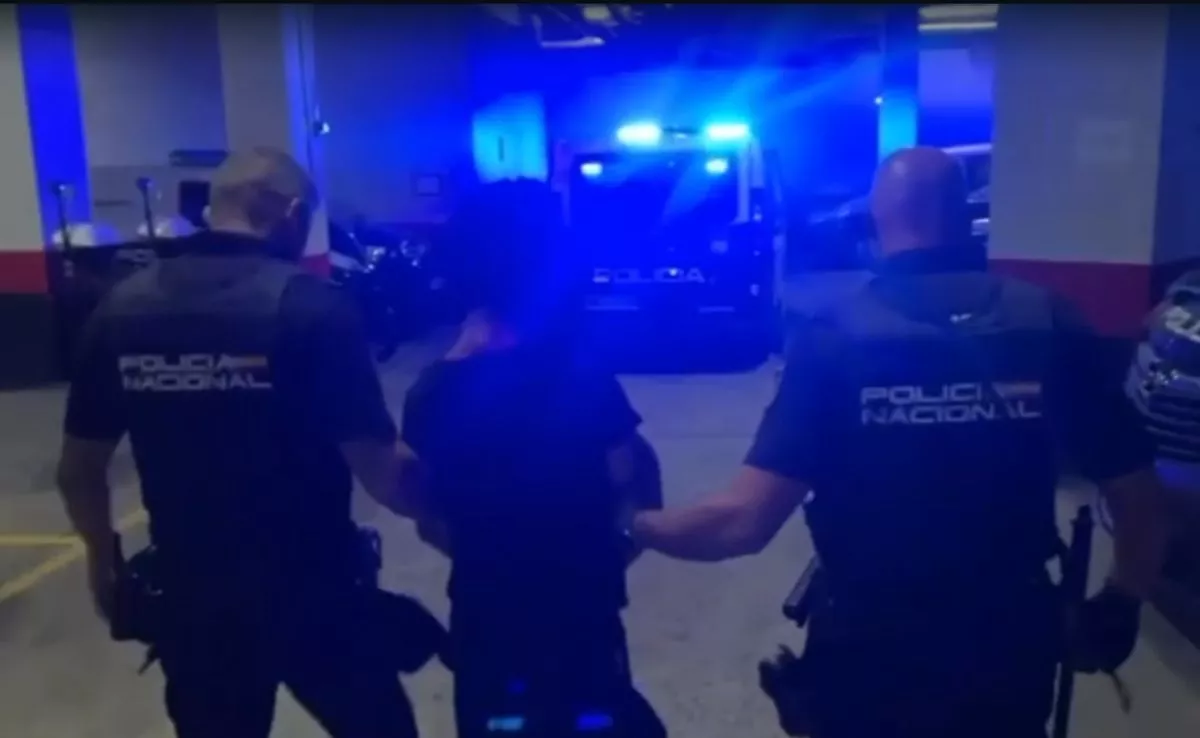 Momento en el que la Policía Nacional detuvo a un hombre de 42 años por dos delitos de robo con violencia. /Cedida