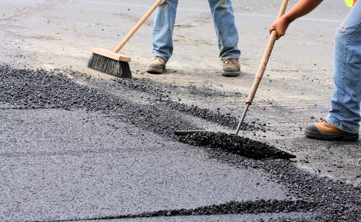 Obreros trabajando en carreteras / CANVA