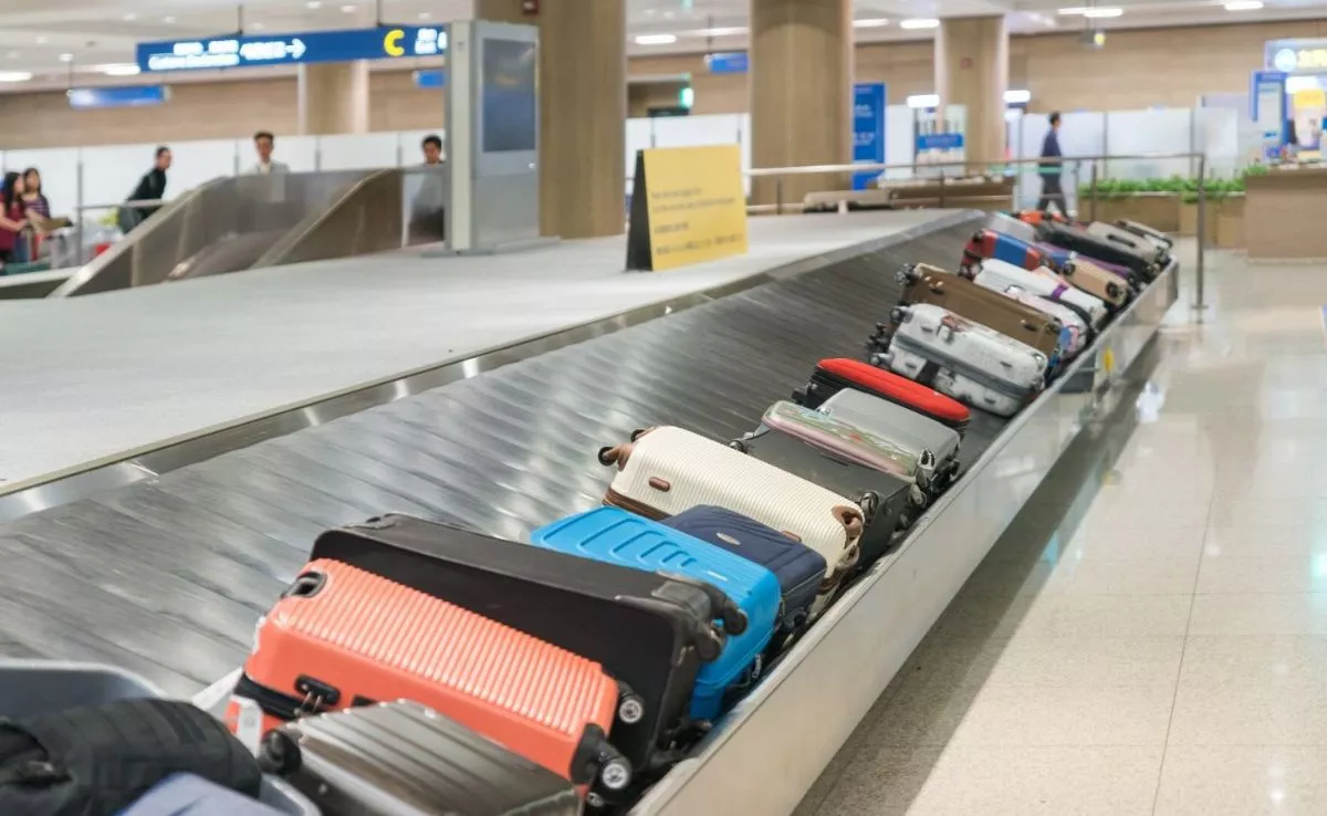 Maletas en la cinta transportadora de un aeropuerto. /Archivo