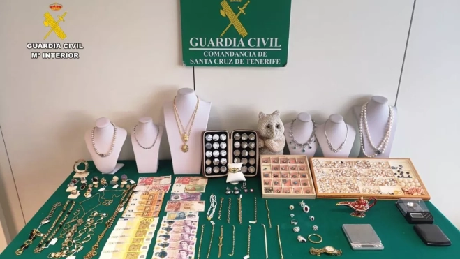 Maletas en la cinta transportadora de un aeropuerto. Archivo (1)