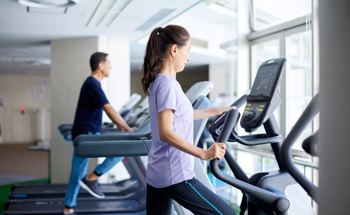 Imagen de dos personas haciendo ejercicio. / CANVA