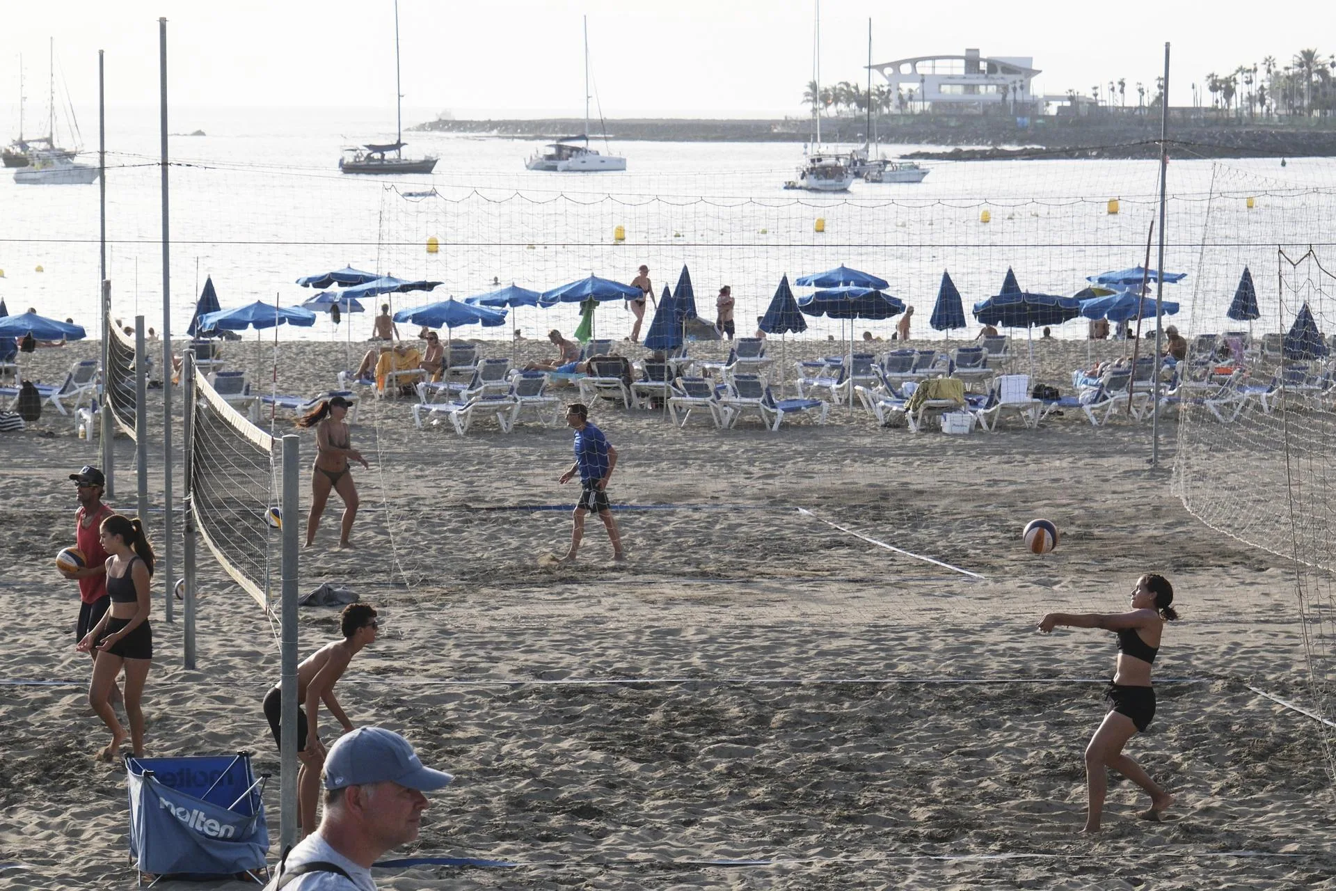 Personas haciendo deporte en la playa de Las Vistas, en Arona (Tenerife, Canarias). EFE / ALBERTO VALDÉS
