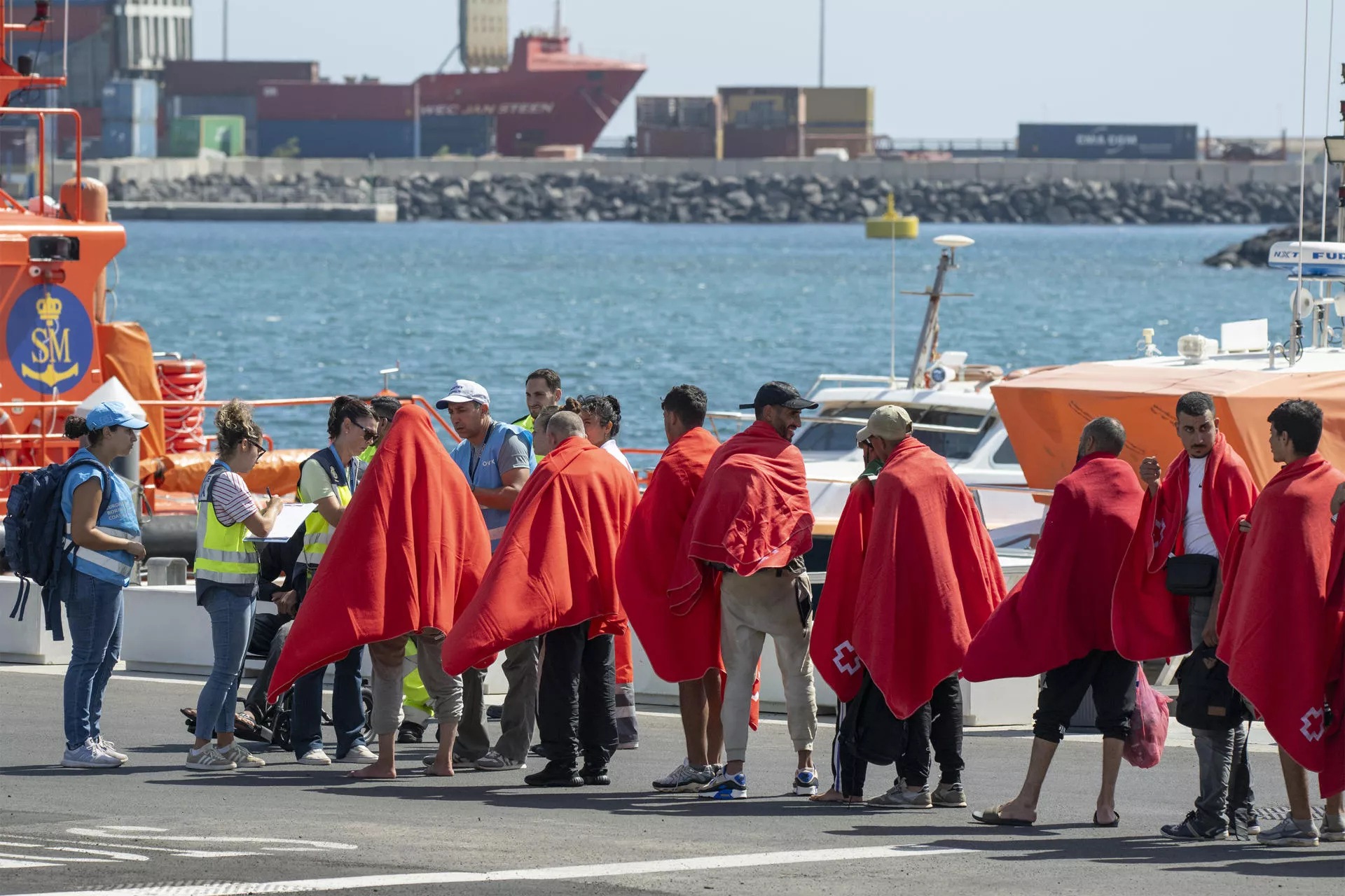 Llegada al puerto de Arrecife de 30 personas de origen magrebí rescatadas por Salvamento Marítimo tras localizar la neumática en la que viajaban a unos 30 kilómetros de las costas de Lanzarote, este sábado. / EFE-ADRIEL PERDOMO