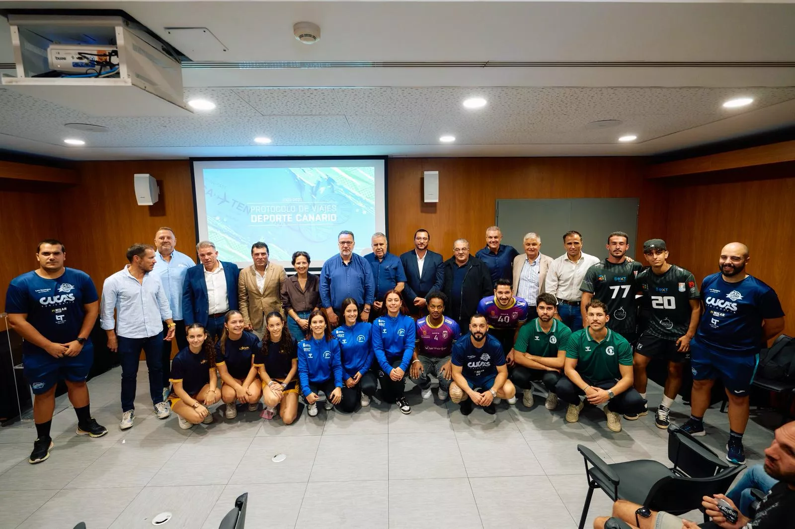 Miembros de la Consejería de Deportes y federaciones durante la renovación del protocolo de viajes con siete federaciones canarias para la temporada 20252026. / CEDIDA