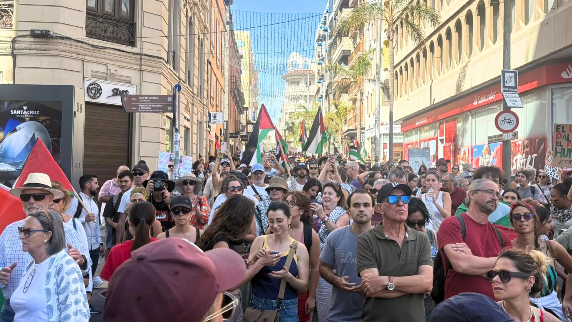 Manifestación en apoyo a Palestina en Santa Cruz de Tenerife. / ÁLVARO OLIVER-AH
