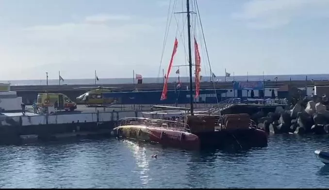 Momento de la atención de los equipos de emergencia en el Puertito de Adeje tras el accidente de un hombre con una hélices. / 112 CANARIAS
