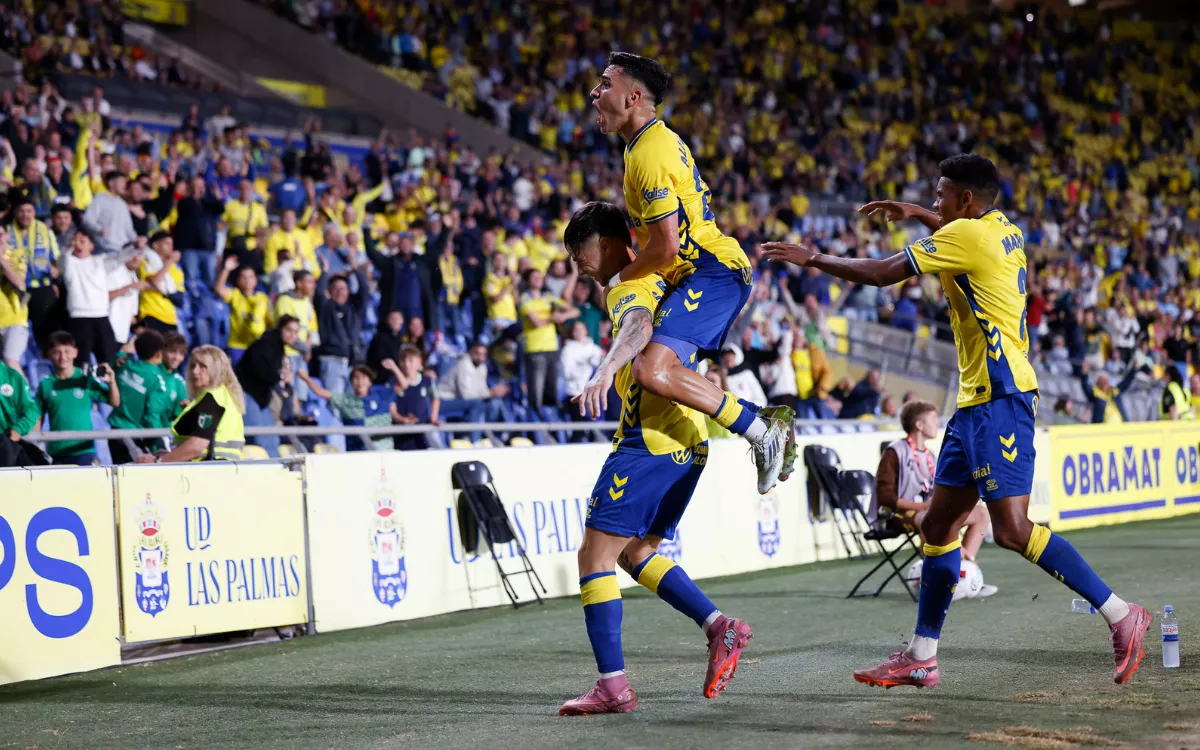 El corazón de Kirian y la cabeza de Barcia derriban al Cádiz en el Estadio de Gran Canaria. / @UDLP_OFICIAL
