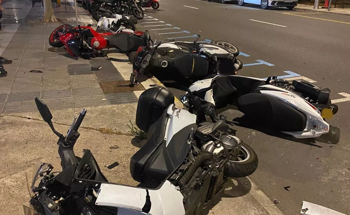 Las cinco motos en la calle Luis Doreste Silva, tras ser arrolladas por un conductor borracho. / POLICÍA LOCAL 