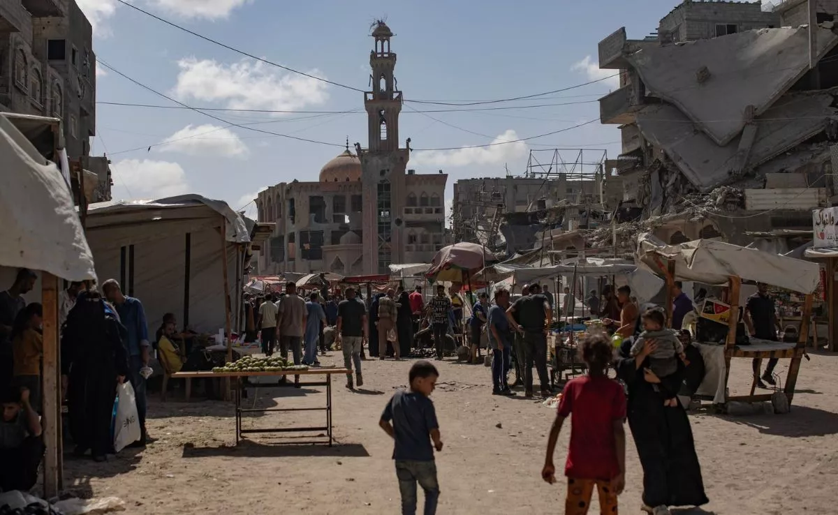 Gazatíes caminan por los mercados de Jan Yunis. /EFE/EPA/HAITHAM IMAD