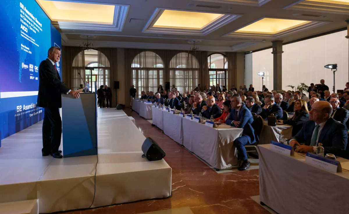 El presidente de la Asociación Iberoamericana de Cámaras de Comercio (AICO), Natalio Mario Grinman, se dirige a los participantes / EFE - ÁNGEL MEDINA G.