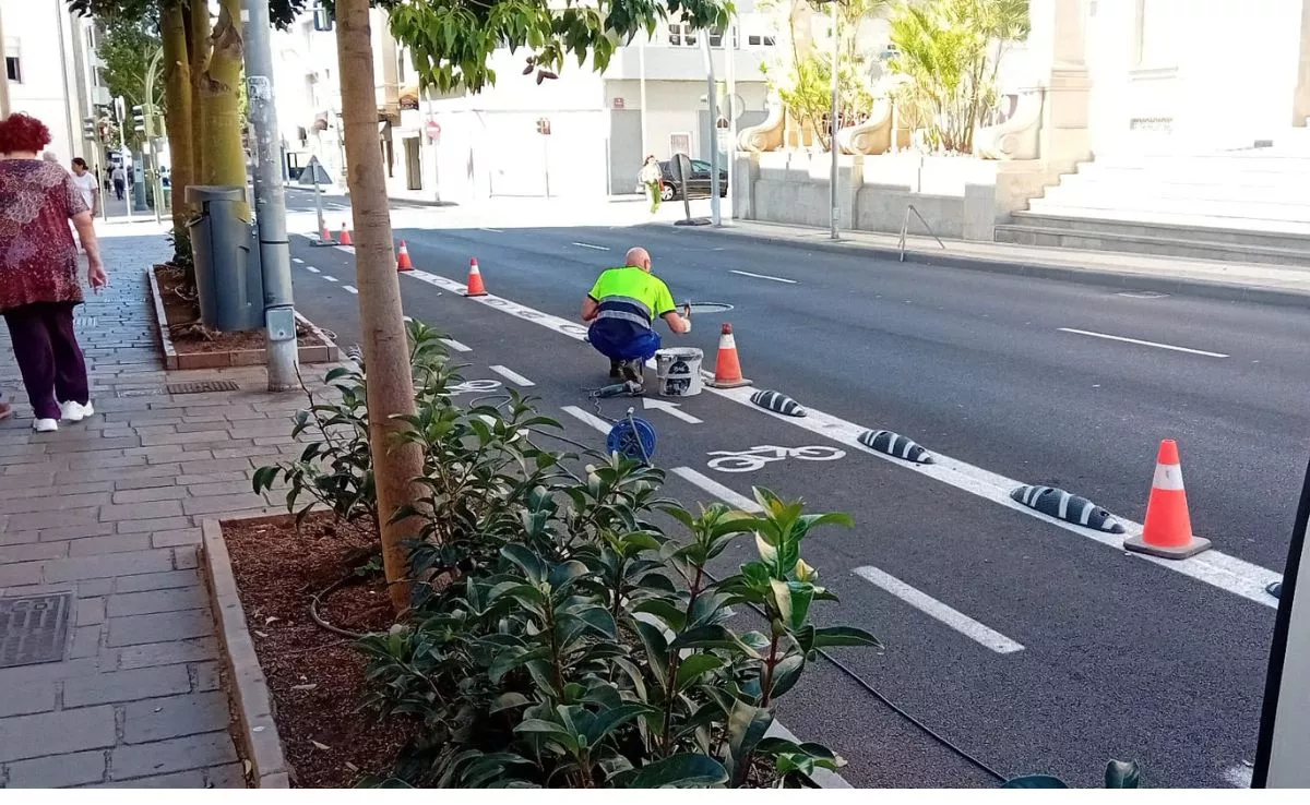 Santa Cruz destinará el carril bici a plazas de carga y descarga y aparcamiento de motos