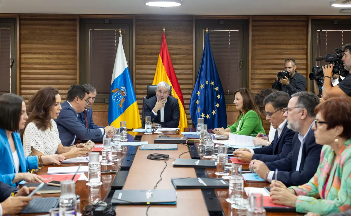El presidente de Canarias, Fernando Clavijo (c), este lunes en Las Palmas de Gran Canaria, durante la reunión semanal del Consejo de Gobierno. EFE / Quique Curbelo