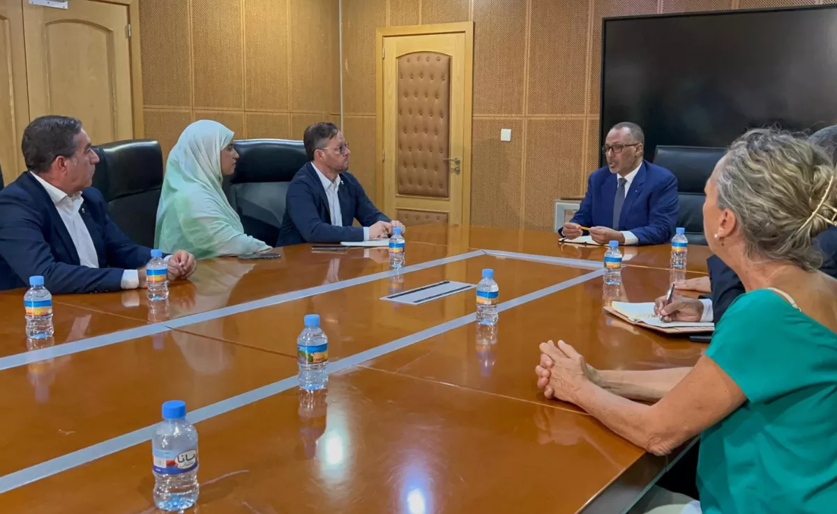 Los viceconsejeros Octavio Caraballo y Francis Candil, con el presidente de la Unión Nacional del Patronato Mauritano, Mohamed Zein el Abedine. Canarias es la región española que más exporta a Mauritania. / AH