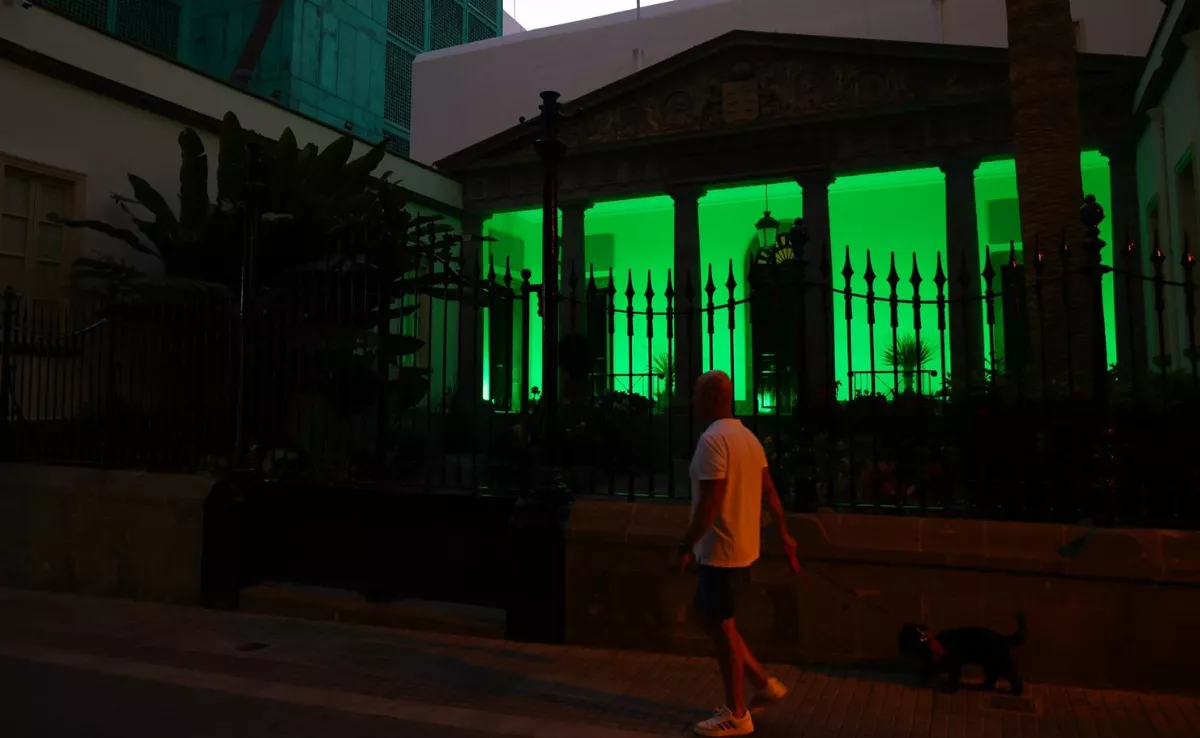 El Patio de Honor del Parlamento de Canarias, de verde por el Día Mundial contra la Meningitis. / AH 