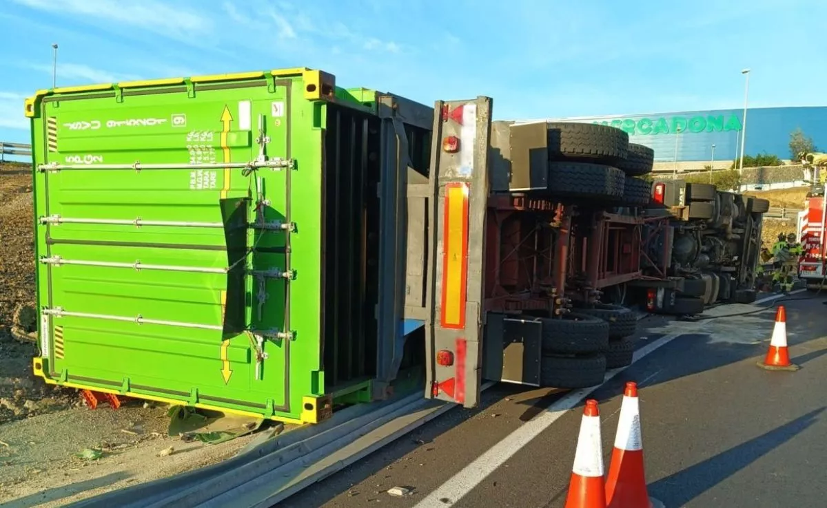 Camión volcado en la TF 2. /Redes