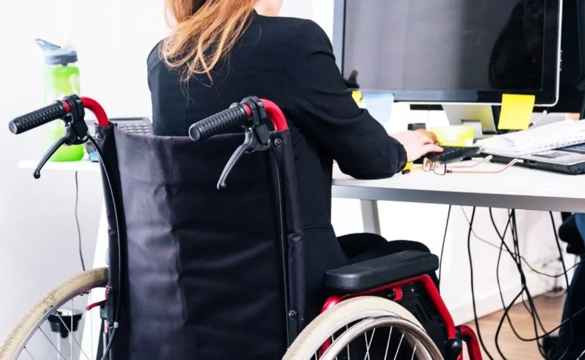 Persona trabajando en silla de ruedas. /Archivo