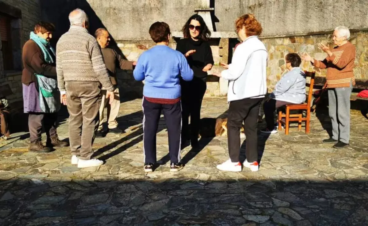 En el centro, María Dosantos, canaria viviendo en una pequeña aldea gallega./ CEDIDA