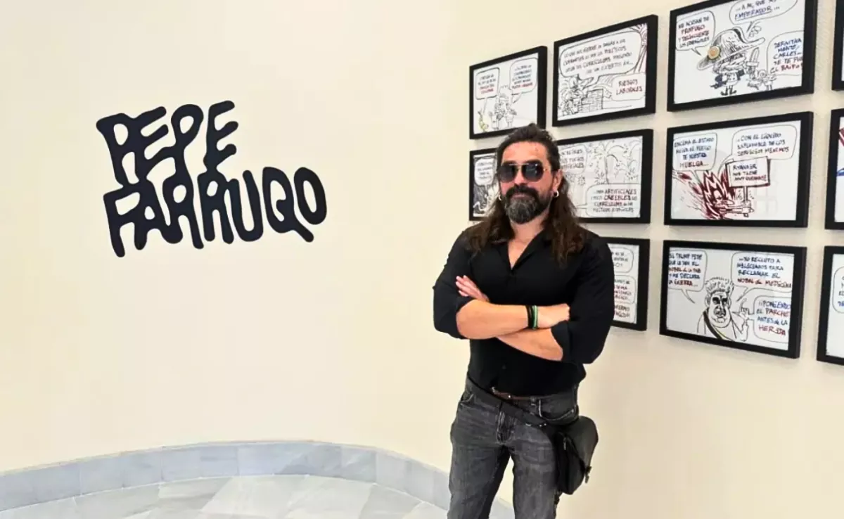 El artista Pepe Farruqo en la exposición de varias de sus viñetas. 