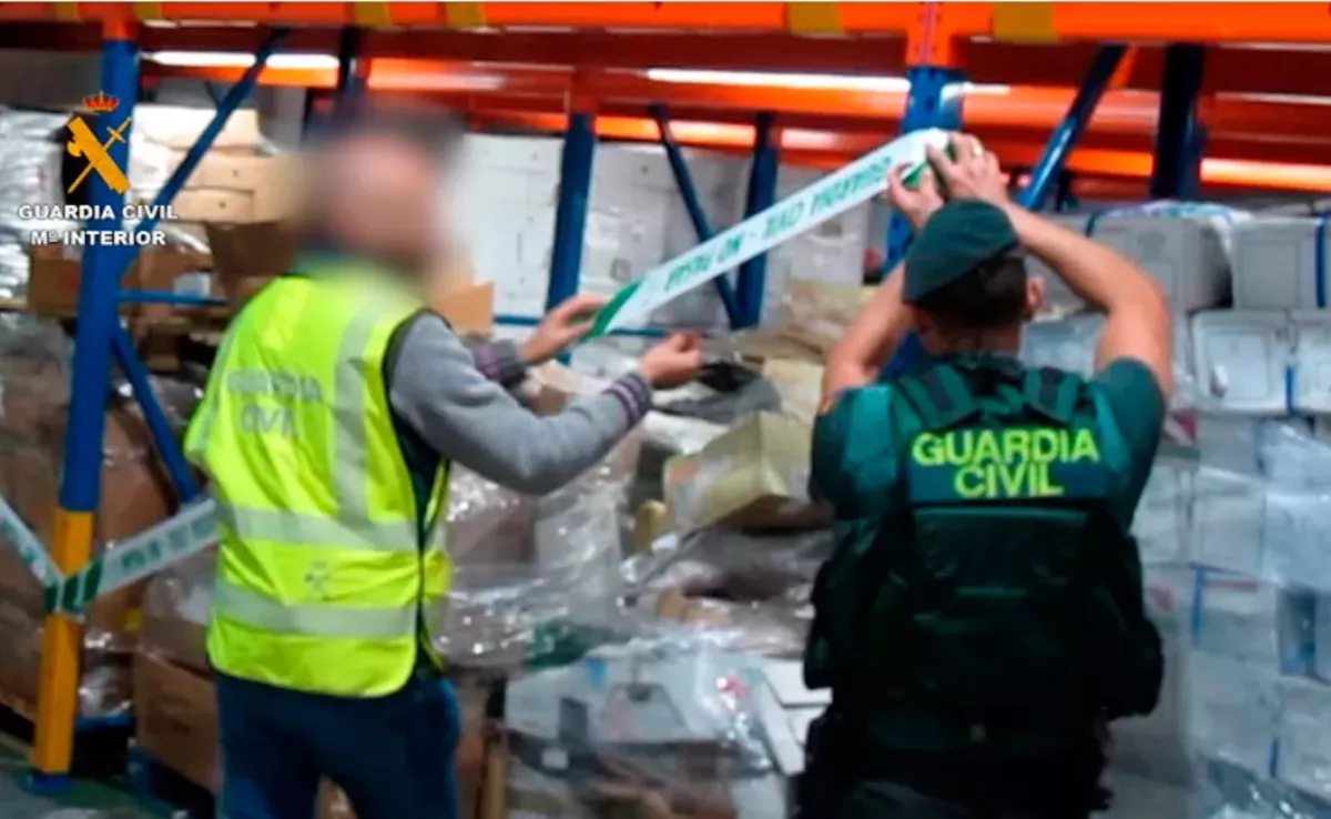 La Guardia Civil precinta y cierra Congelados La Ballena, en EL Sebadal, por la venta de carne en mal estado. / AH