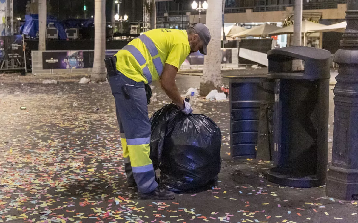Santa Cruz refuerza la limpieza tras un Plenilunio que llenó el centro de la capital. / AH