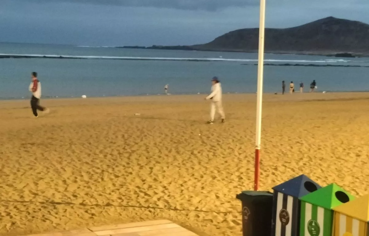Se incrementan los robos matutinos en la playa de Las Canteras. Imagen del usuario de X @bahiaelconfi