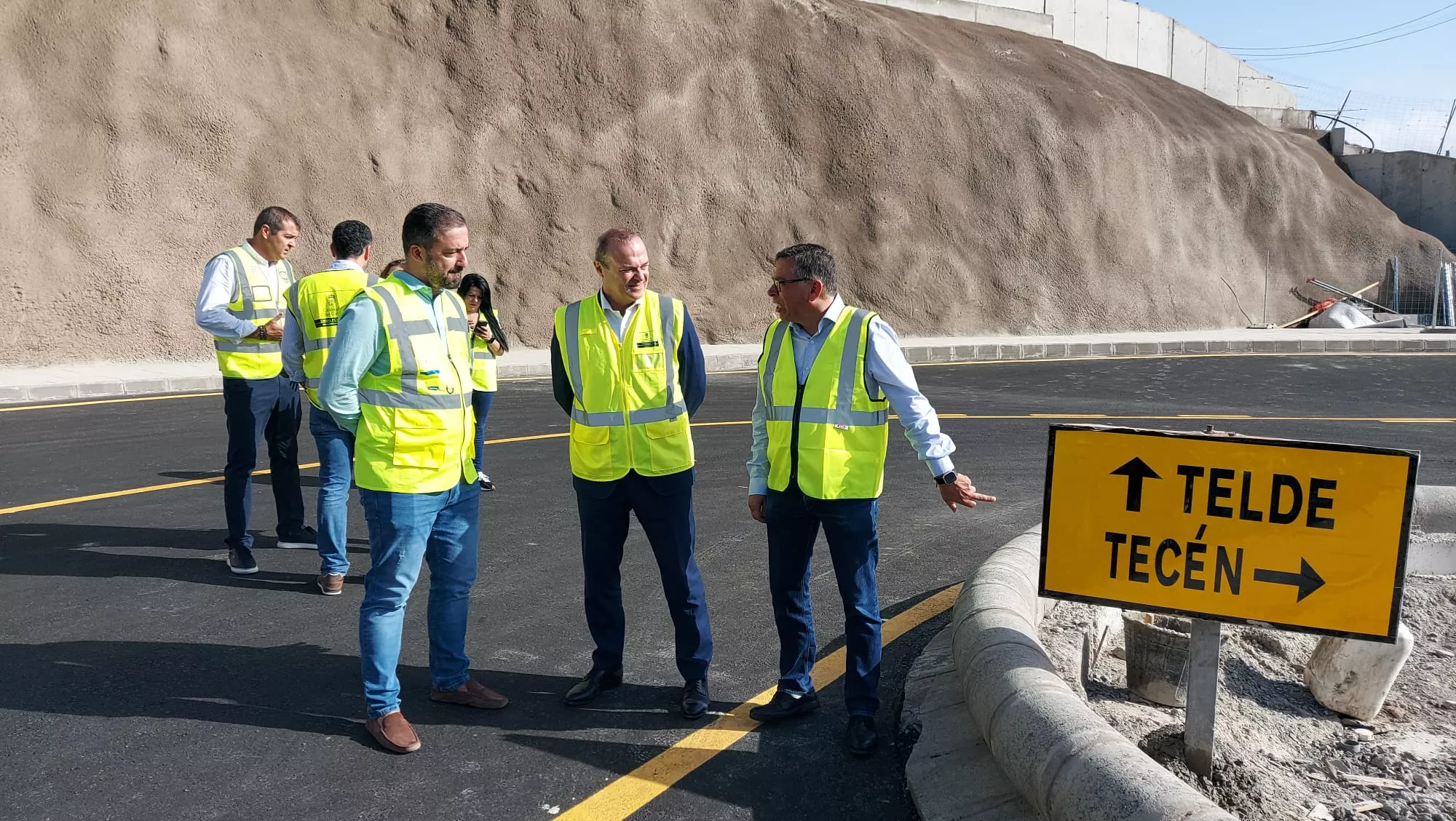El consejero de Obras Públicas del Cabildo, Augusto Hidalgo, el alcalde de Telde, Juan Antonio Peña, y su homólogo en Valsequillo, Francisco Atta, en las obras de la GC-41. CABILDO