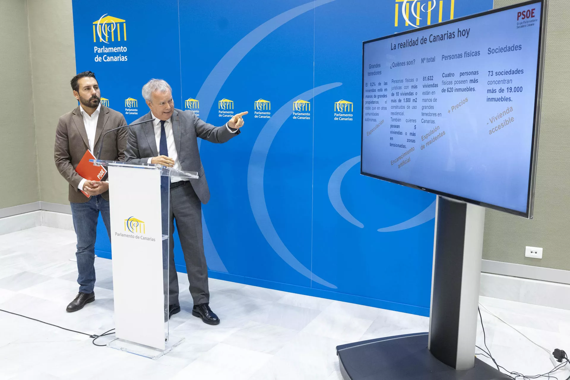 El portavoz del grupo Socialista, Sebastián Franquis, (d) y el diputado Manuel Hernández. / MIGUEL BARRETO-EFE