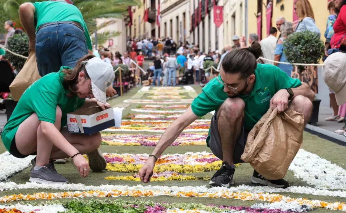 Un grupo de personas confeccionan alfombras en La Orotava. /EFE / Alberto Valdés