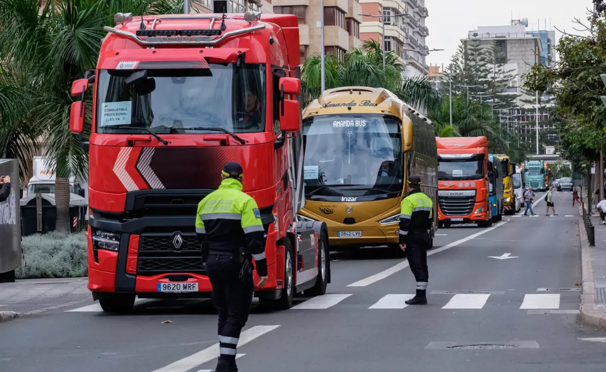 Los camioneros grancanarios devoraron la ayudas para renovar flota frente a las guaguas turísticas. / EFE