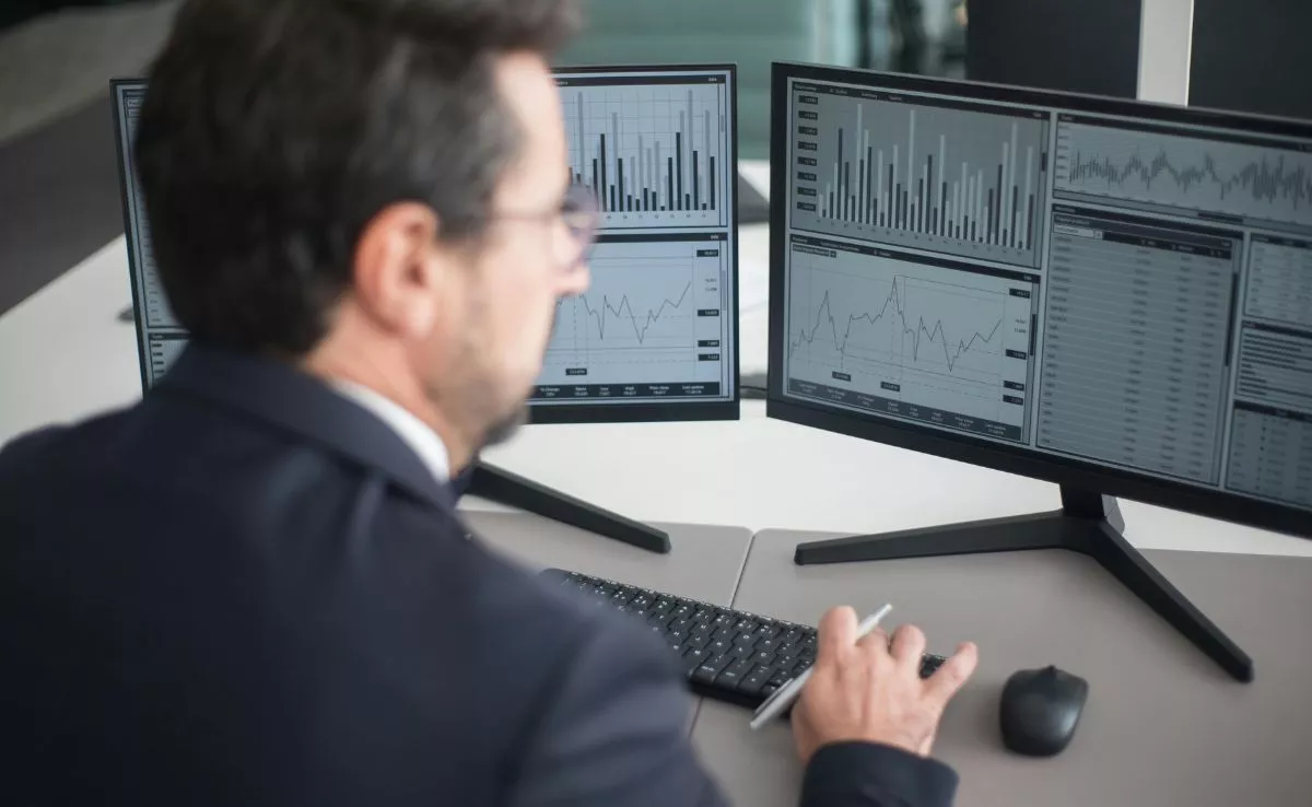 Hombre trabajando con productos financieros. /Pexels